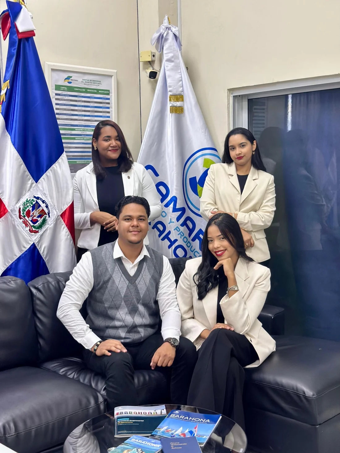 Equipo administrativo de la Cámara de Comercio y Producción de Barahona en la sede institucional